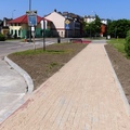 Wykonano chodnik z kostki betonowej 
